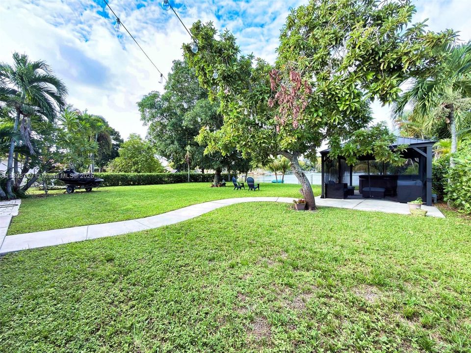 Active With Contract: $720,000 (3 beds, 2 baths, 1233 Square Feet)