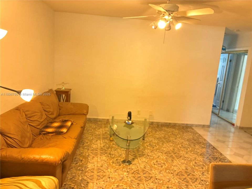 For Rent: $1,550 (1 beds, 1 baths, 650 Square Feet)