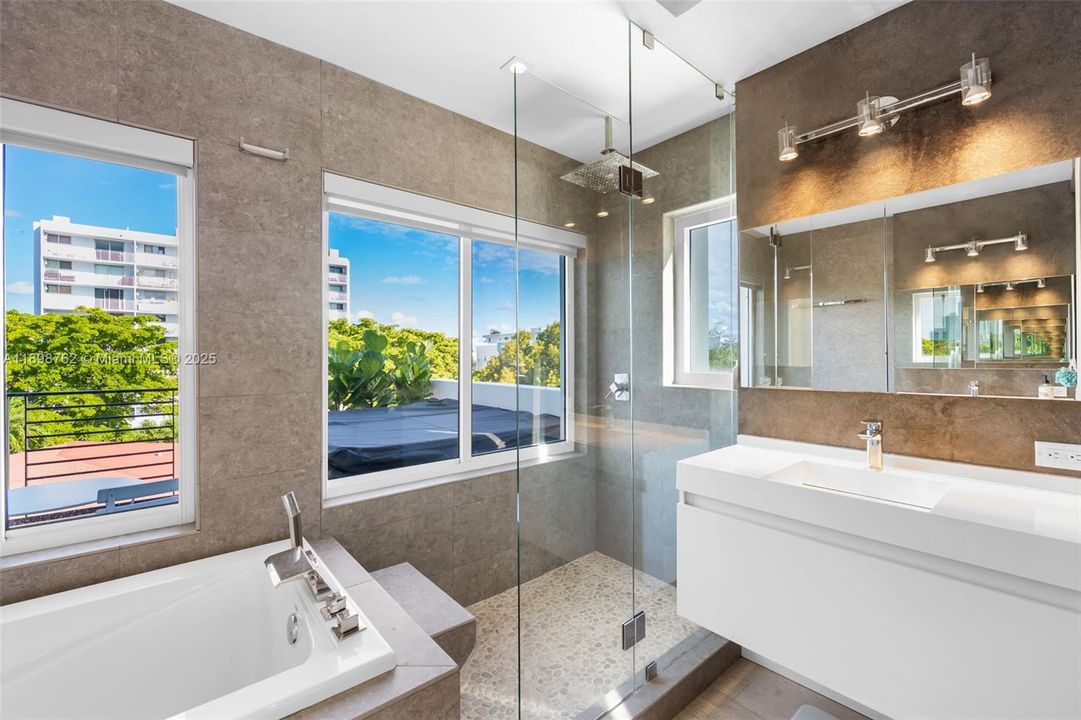 En Venta: $1,795,000 (4 camas, 3 baños, 2120 Pies cuadrados)