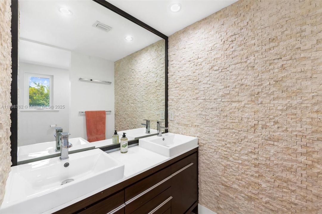 En Venta: $1,795,000 (4 camas, 3 baños, 2120 Pies cuadrados)