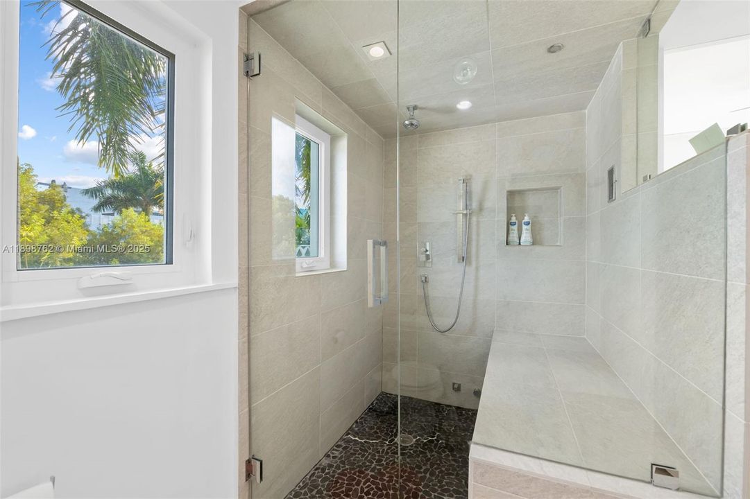 En Venta: $1,795,000 (4 camas, 3 baños, 2120 Pies cuadrados)