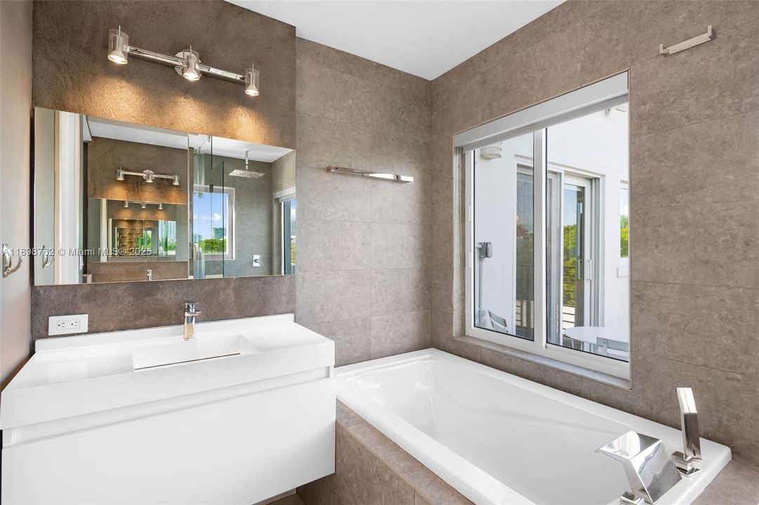 En Venta: $1,795,000 (4 camas, 3 baños, 2120 Pies cuadrados)