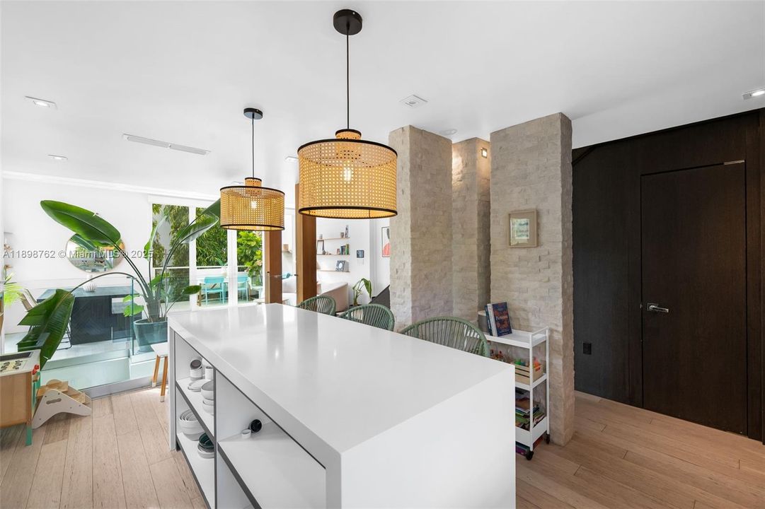 En Venta: $1,795,000 (4 camas, 3 baños, 2120 Pies cuadrados)