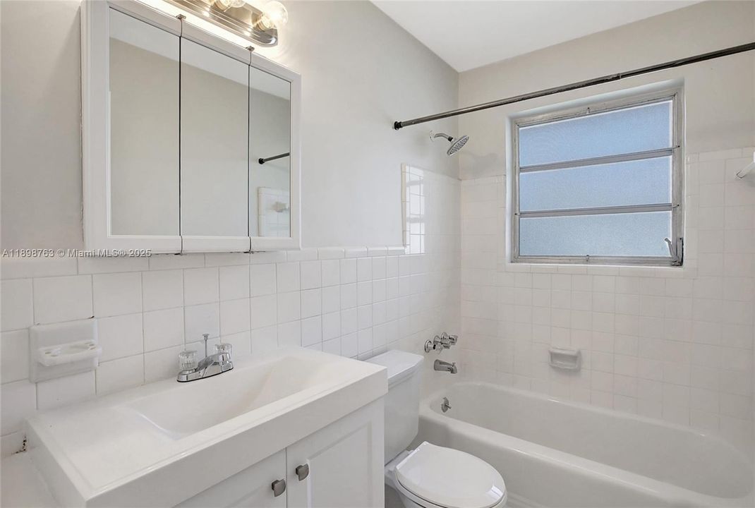 Recently Rented: $3,300 (3 beds, 2 baths, 1966 Square Feet)