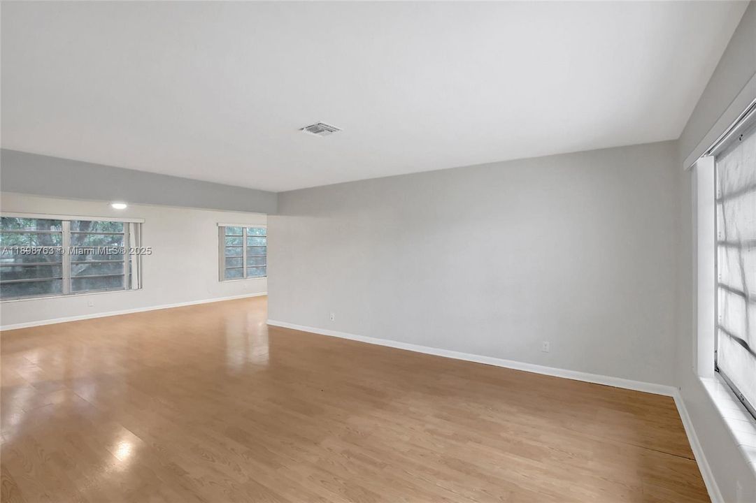 Recently Rented: $3,300 (3 beds, 2 baths, 1966 Square Feet)