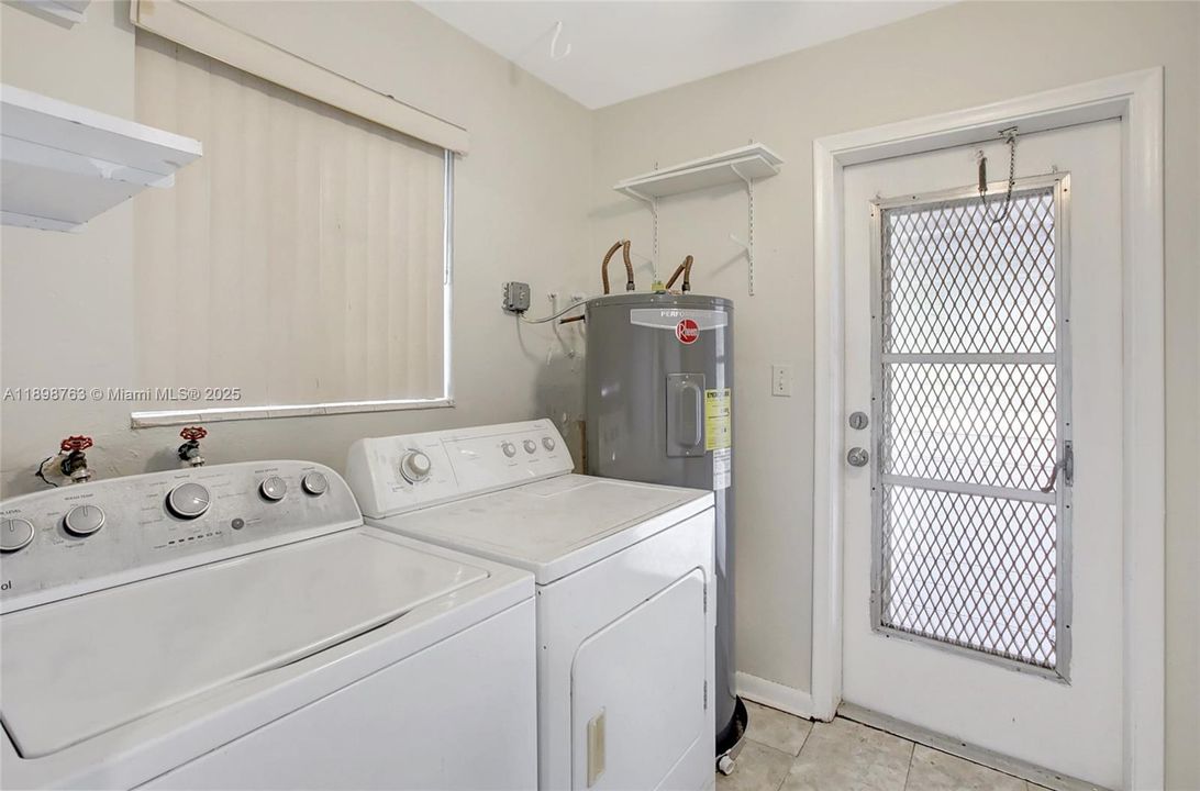 Recently Rented: $3,300 (3 beds, 2 baths, 1966 Square Feet)