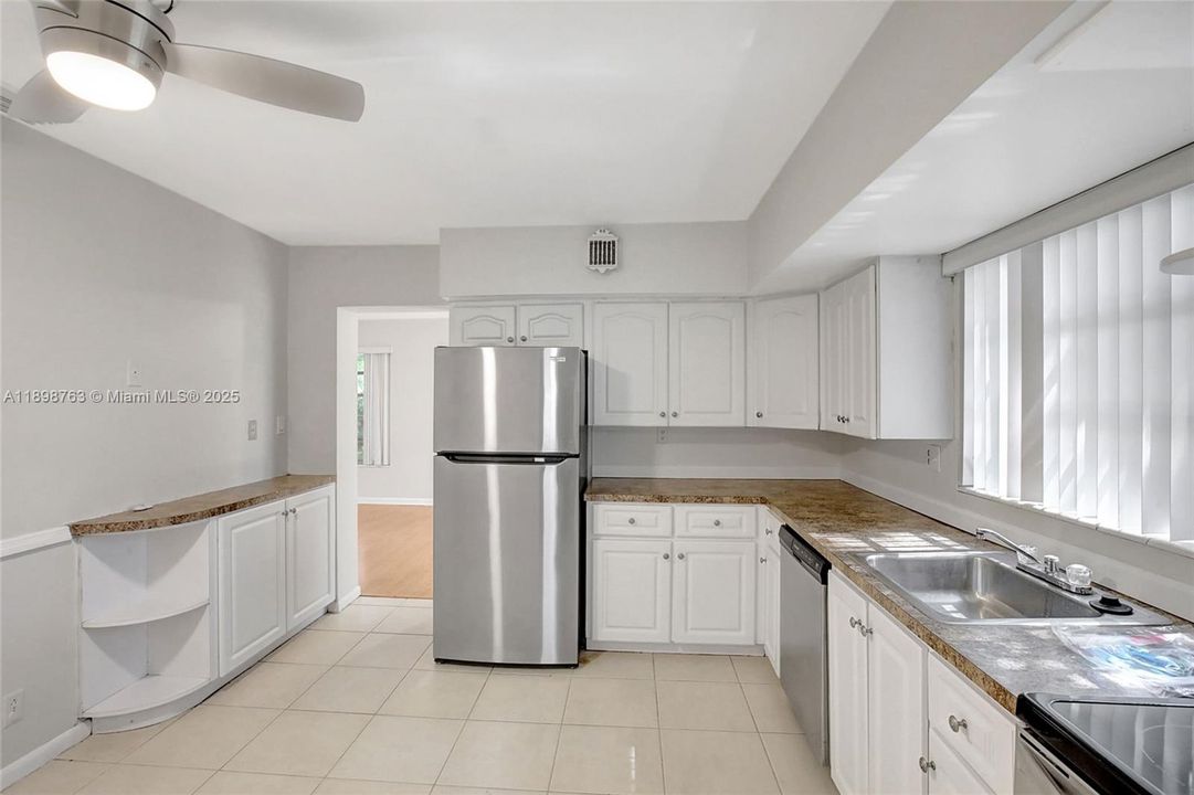 Recently Rented: $3,300 (3 beds, 2 baths, 1966 Square Feet)