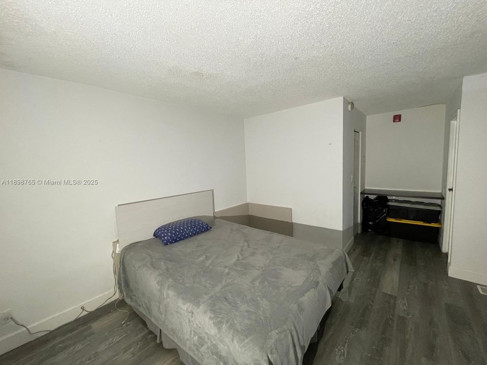 待售: $175,000 (1 贝兹, 1 浴室, 982 平方英尺)