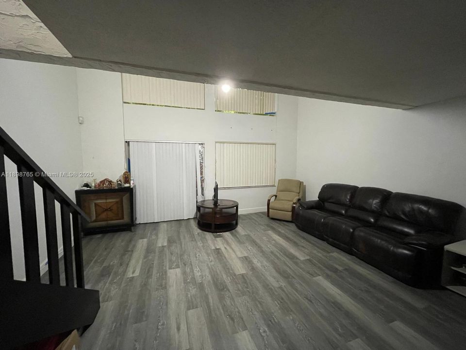 待售: $175,000 (1 贝兹, 1 浴室, 982 平方英尺)