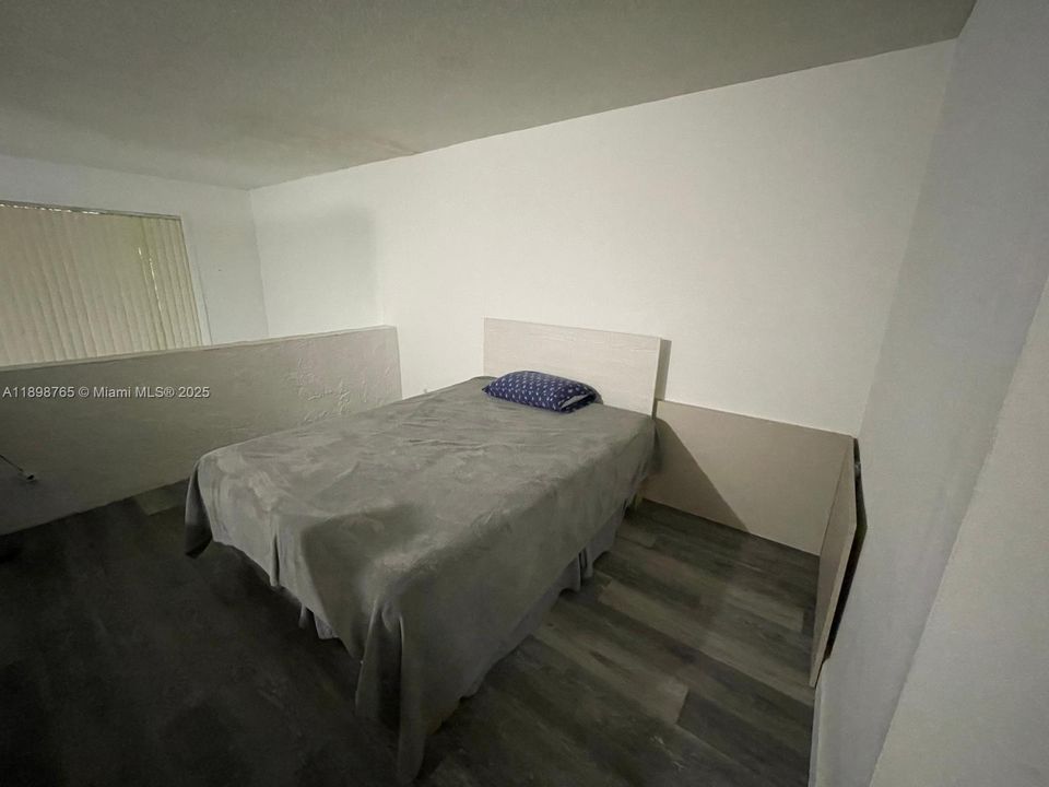 待售: $175,000 (1 贝兹, 1 浴室, 982 平方英尺)