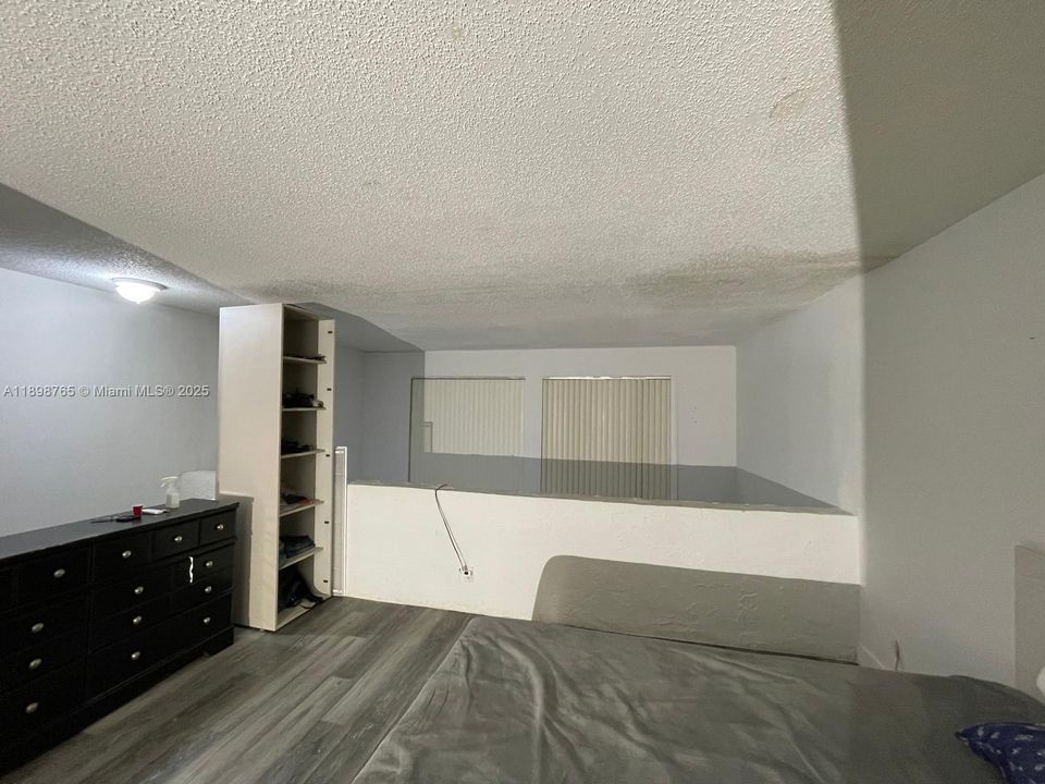 待售: $175,000 (1 贝兹, 1 浴室, 982 平方英尺)