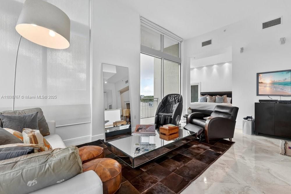 For Sale: $525,000 (2 beds, 1 baths, 997 Square Feet)