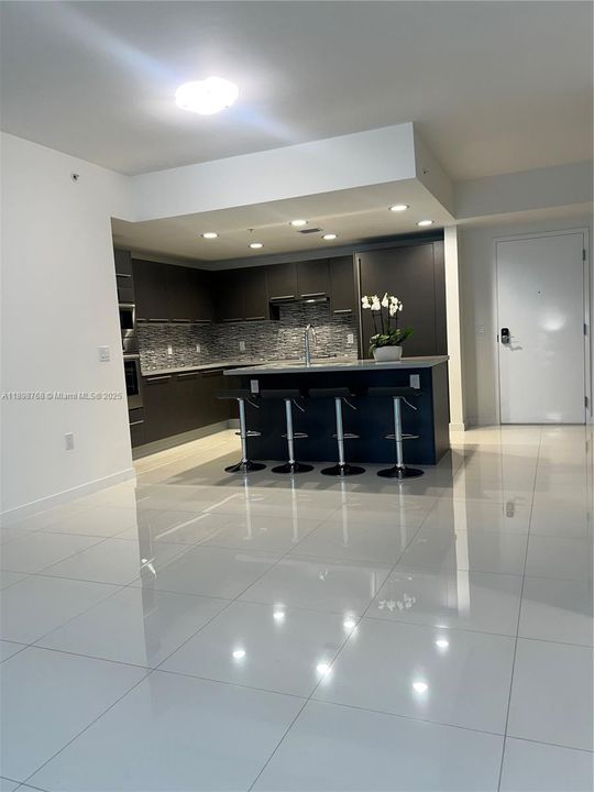 Под контрактом: $3,150 (2 спален, 2 ванн, 1244 Квадратных фут)