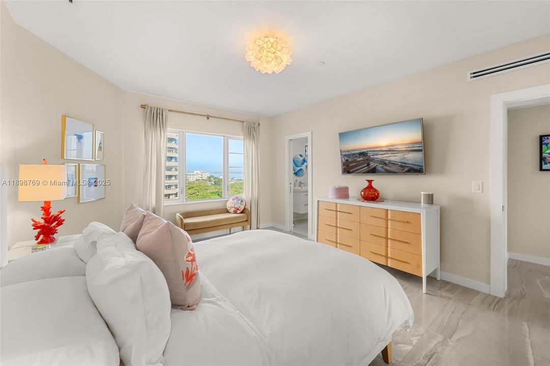 出租: $16,500 (2 贝兹, 2 浴室, 1570 平方英尺)