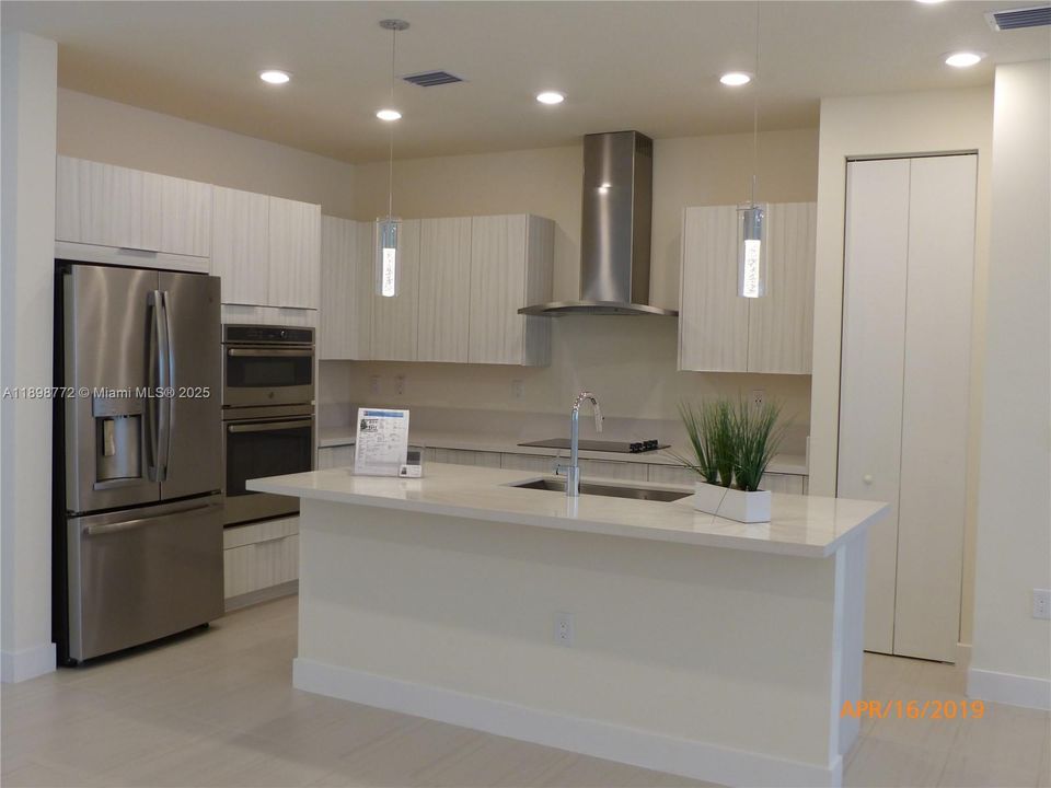 Recently Rented: $3,950 (3 beds, 2 baths, 1692 Square Feet)