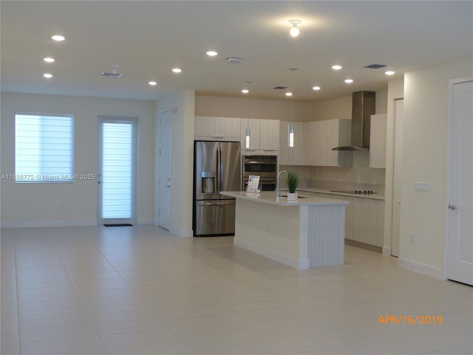 Recently Rented: $3,950 (3 beds, 2 baths, 1692 Square Feet)