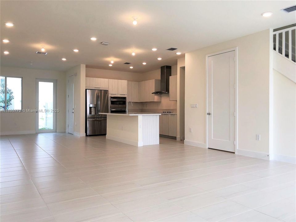 Recently Rented: $3,950 (3 beds, 2 baths, 1692 Square Feet)