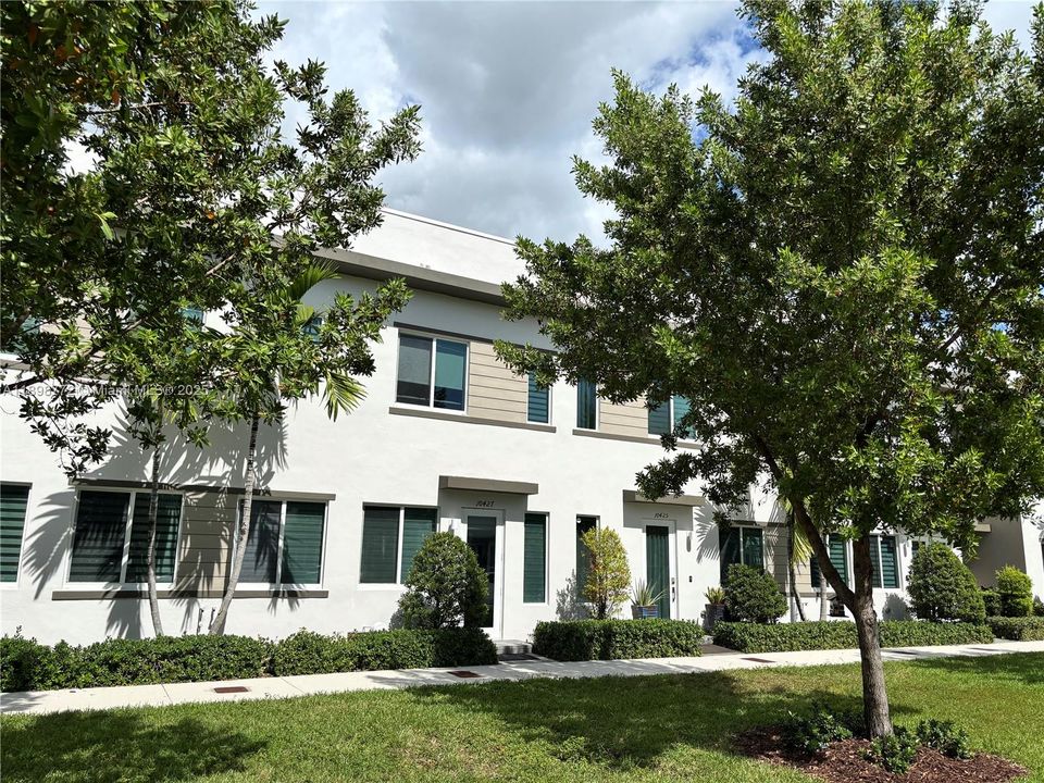 Recently Rented: $3,950 (3 beds, 2 baths, 1692 Square Feet)