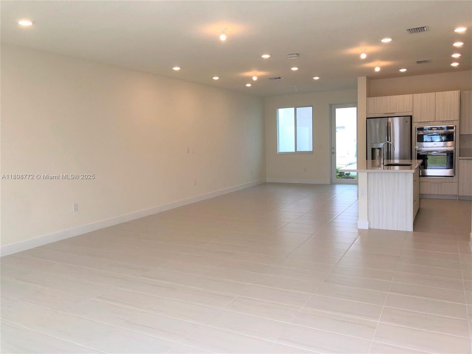 Recently Rented: $3,950 (3 beds, 2 baths, 1692 Square Feet)