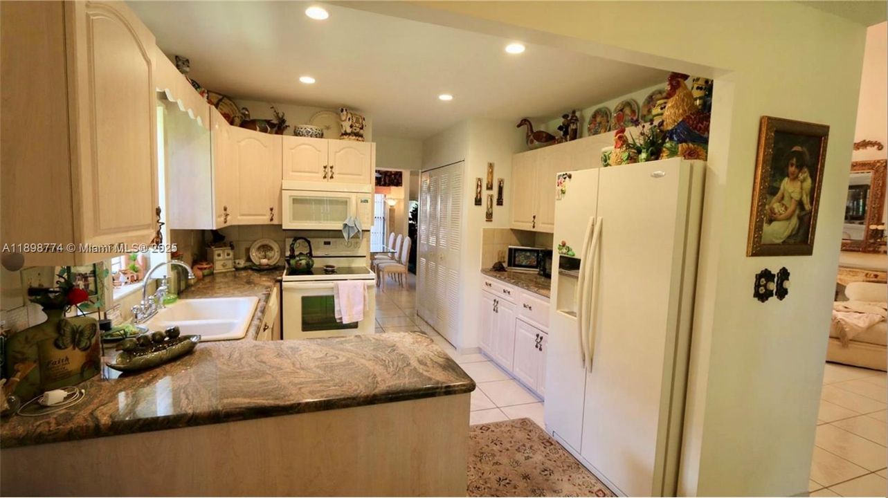 На продажу: $399,999 (3 спален, 2 ванн, 1823 Квадратных фут)