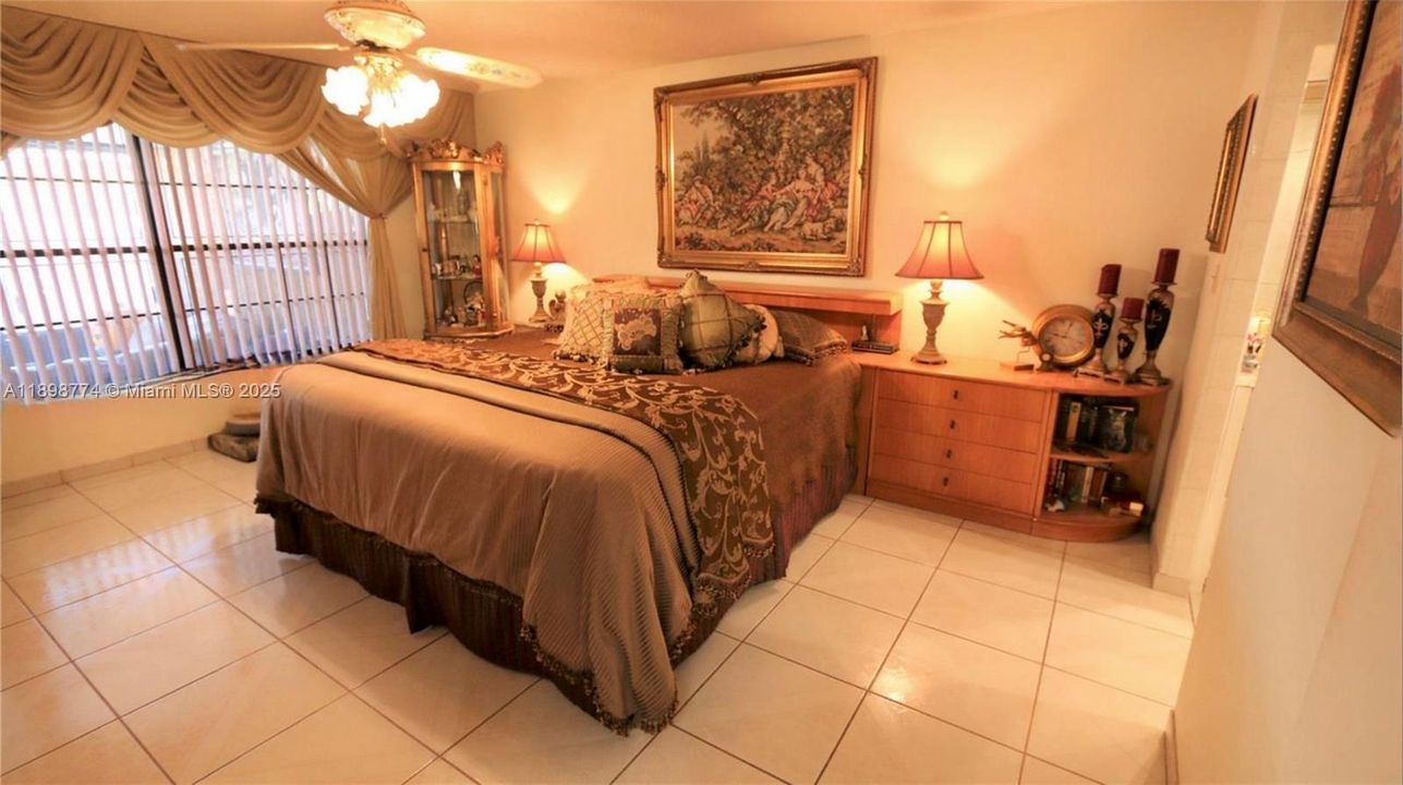 На продажу: $399,999 (3 спален, 2 ванн, 1823 Квадратных фут)