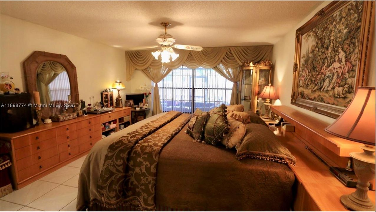 На продажу: $399,999 (3 спален, 2 ванн, 1823 Квадратных фут)