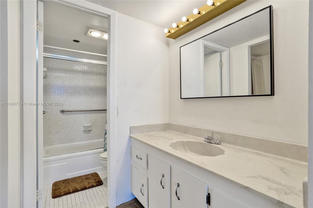 待售: $131,000 (1 贝兹, 1 浴室, 740 平方英尺)