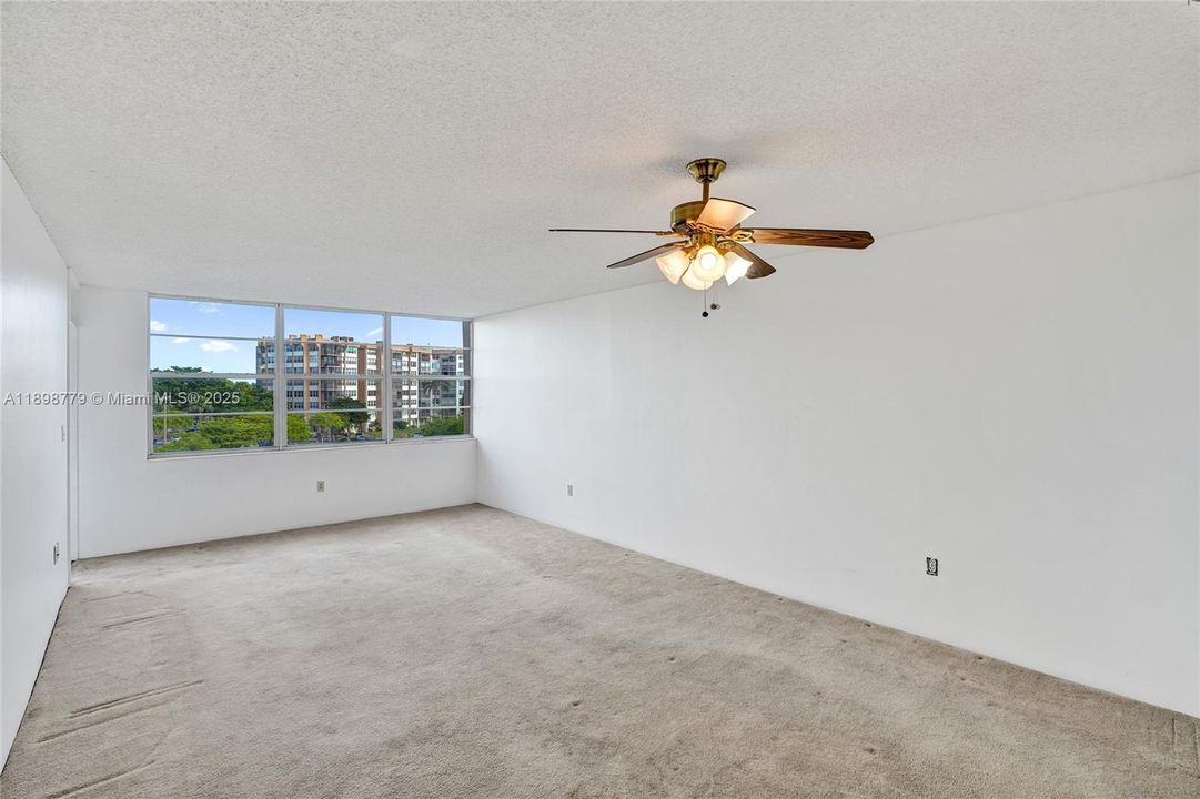 待售: $131,000 (1 贝兹, 1 浴室, 740 平方英尺)