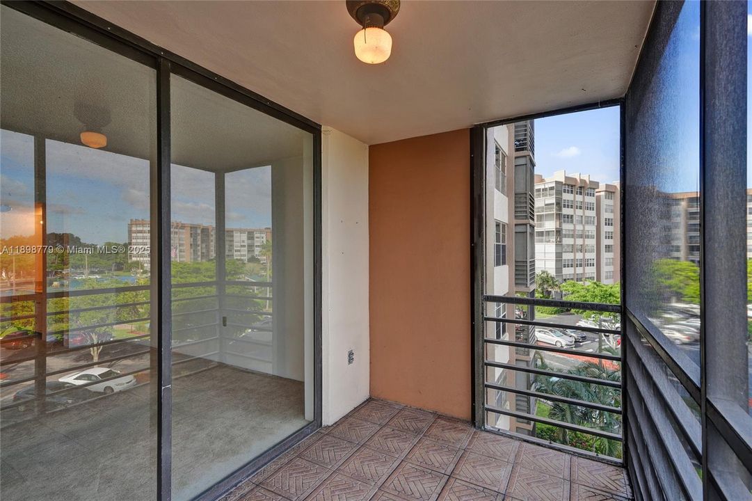 待售: $131,000 (1 贝兹, 1 浴室, 740 平方英尺)