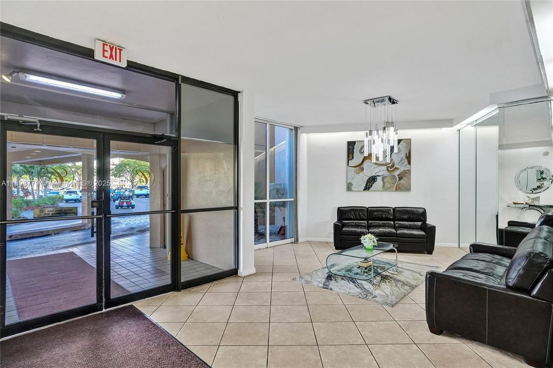 待售: $131,000 (1 贝兹, 1 浴室, 740 平方英尺)