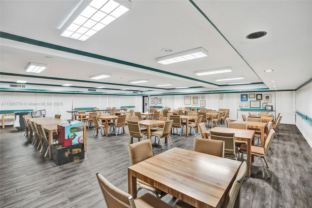 待售: $131,000 (1 贝兹, 1 浴室, 740 平方英尺)