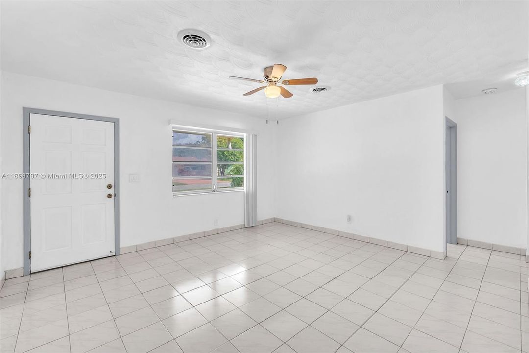 待售: $405,000 (2 贝兹, 1 浴室, 1020 平方英尺)