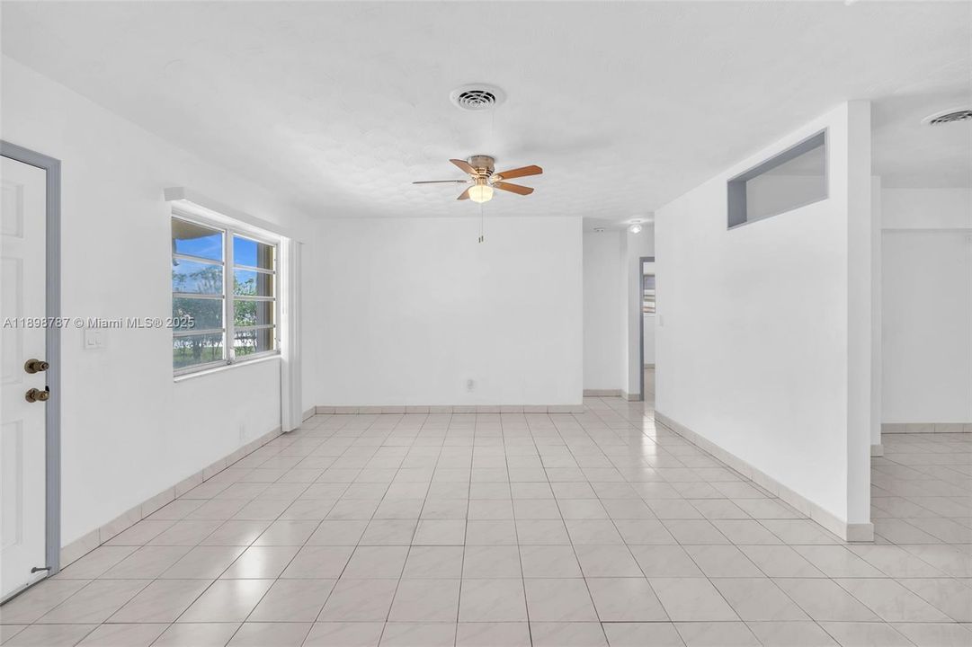 待售: $405,000 (2 贝兹, 1 浴室, 1020 平方英尺)