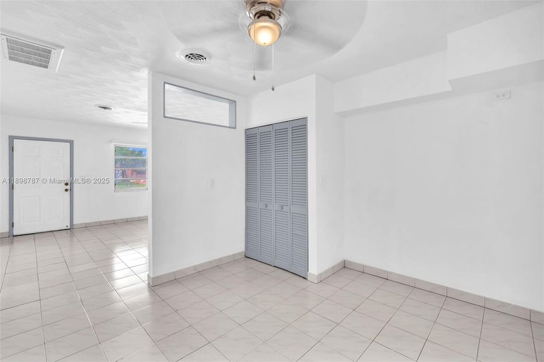 待售: $405,000 (2 贝兹, 1 浴室, 1020 平方英尺)