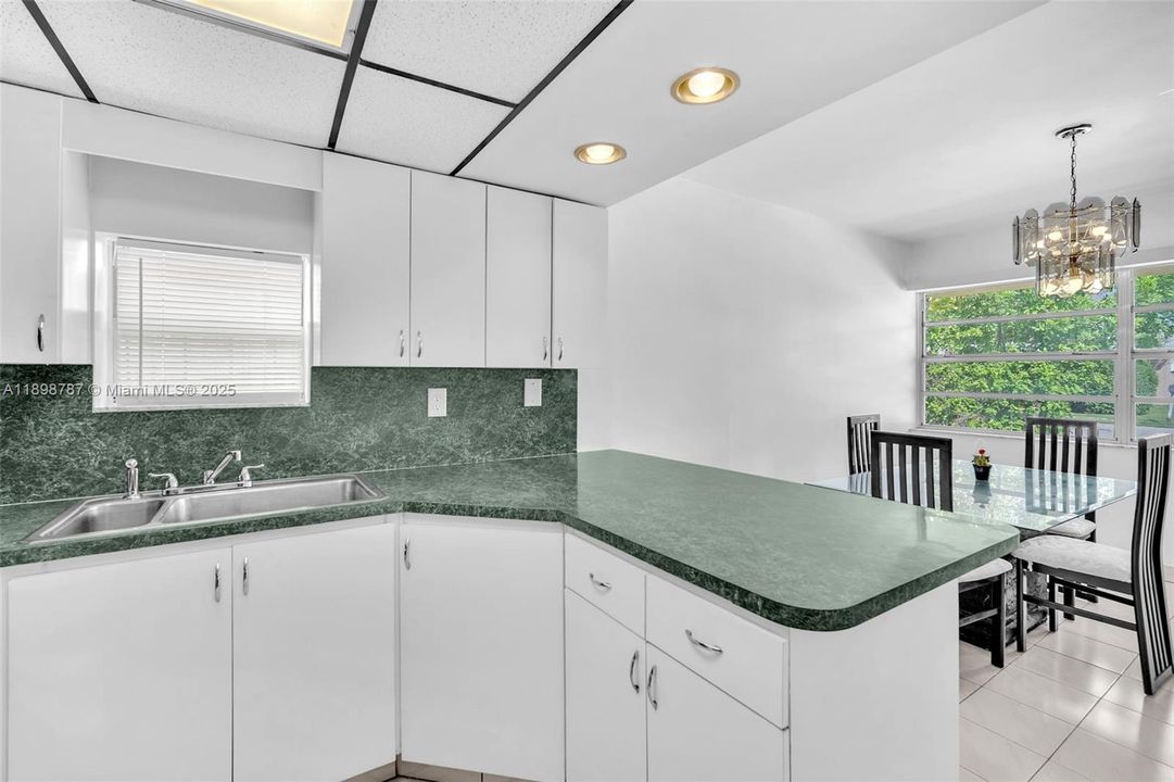 待售: $405,000 (2 贝兹, 1 浴室, 1020 平方英尺)