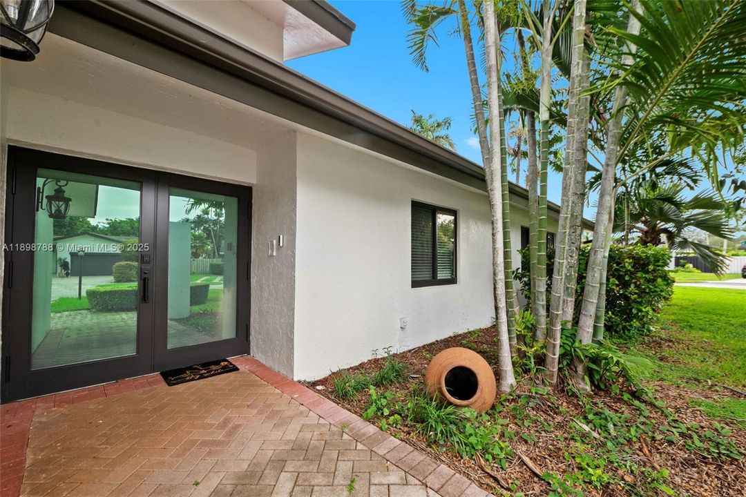 En Venta: $1,099,000 (5 camas, 3 baños, 2108 Pies cuadrados)