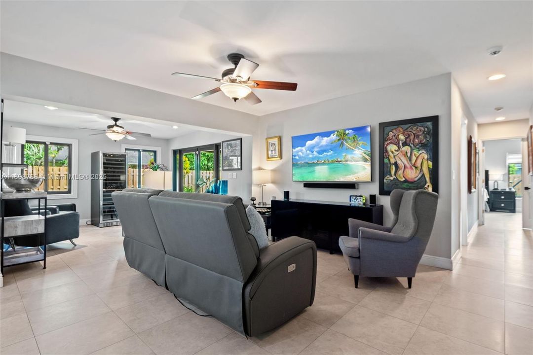 En Venta: $1,099,000 (5 camas, 3 baños, 2108 Pies cuadrados)