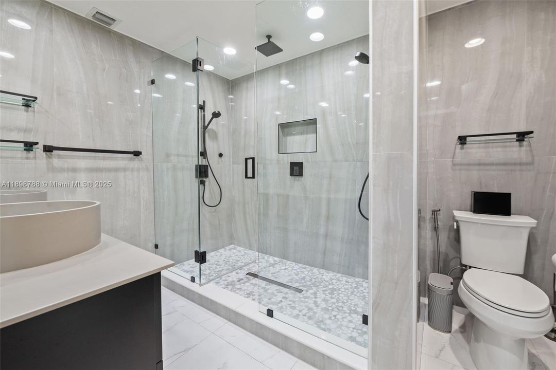 En Venta: $1,099,000 (5 camas, 3 baños, 2108 Pies cuadrados)