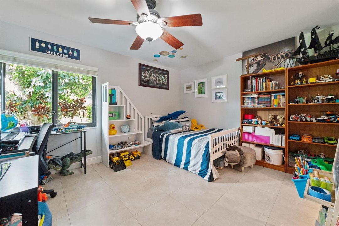 En Venta: $1,099,000 (5 camas, 3 baños, 2108 Pies cuadrados)