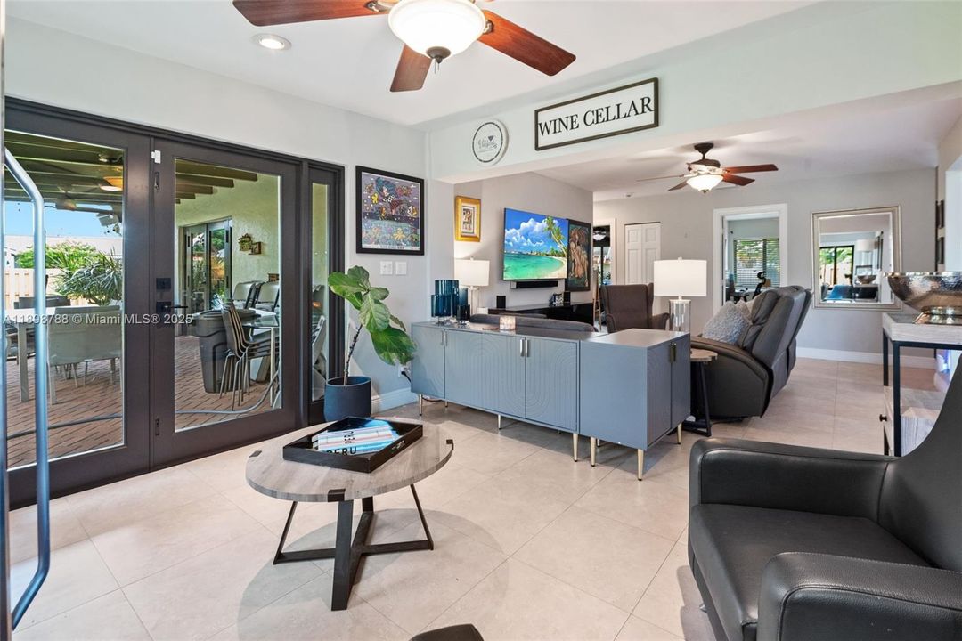 En Venta: $1,099,000 (5 camas, 3 baños, 2108 Pies cuadrados)