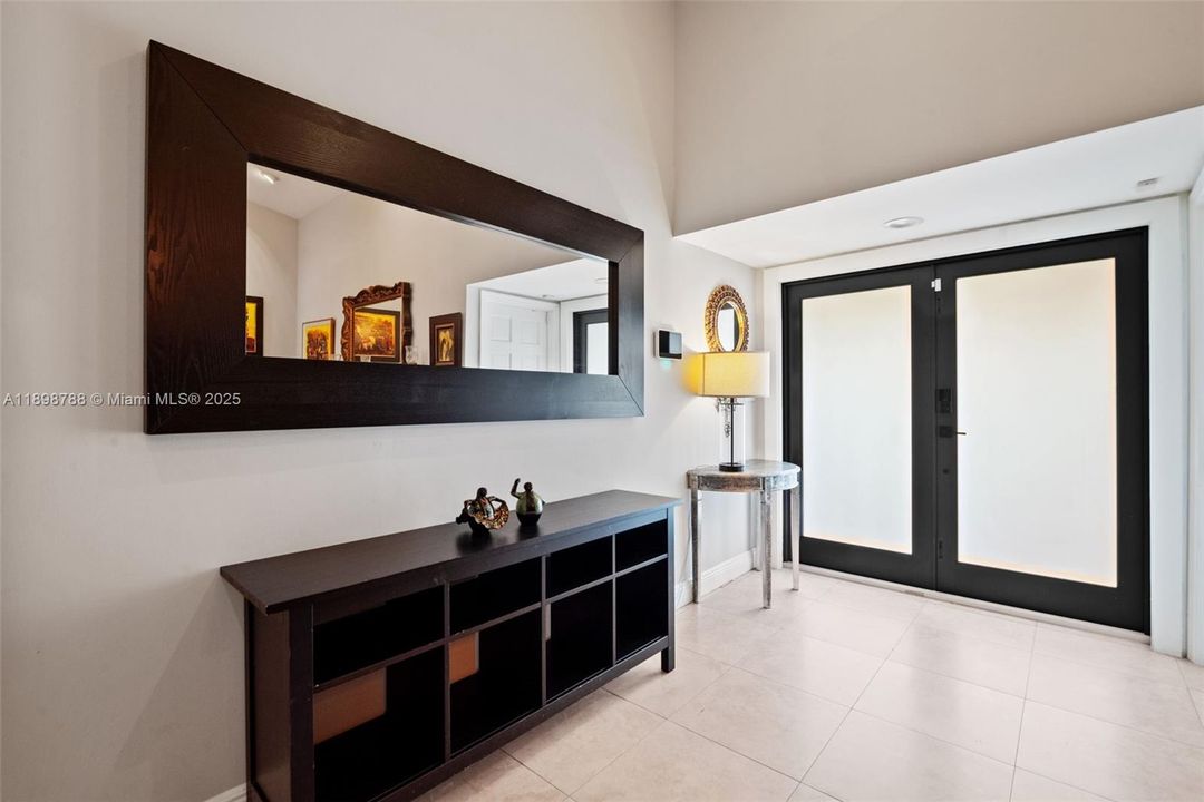 En Venta: $1,099,000 (5 camas, 3 baños, 2108 Pies cuadrados)