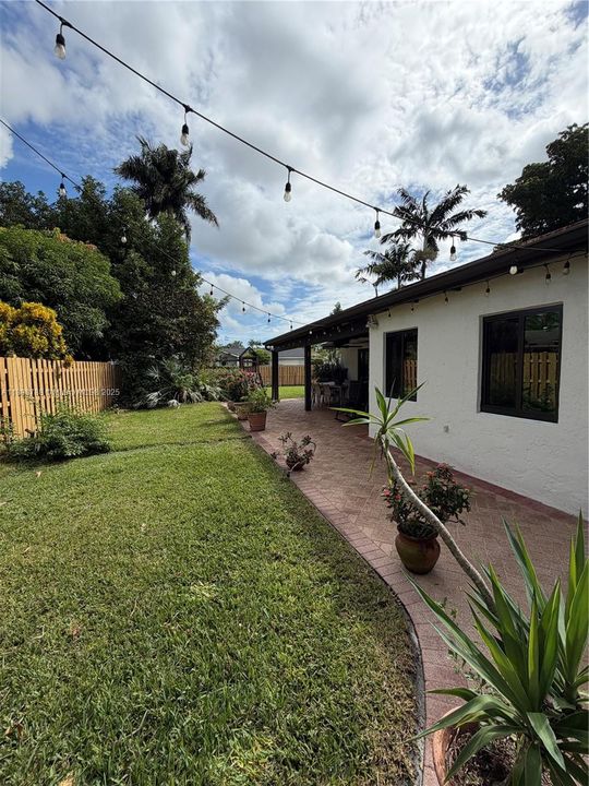 En Venta: $1,099,000 (5 camas, 3 baños, 2108 Pies cuadrados)