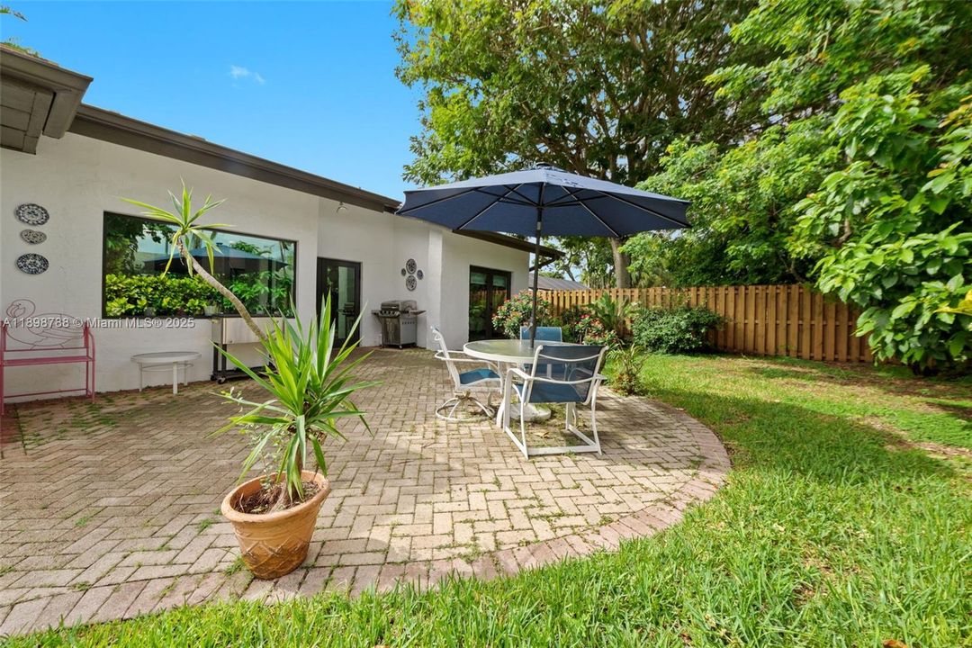 En Venta: $1,099,000 (5 camas, 3 baños, 2108 Pies cuadrados)