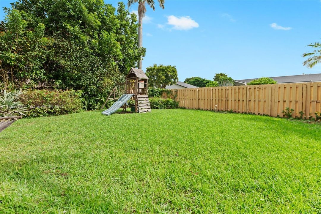 En Venta: $1,099,000 (5 camas, 3 baños, 2108 Pies cuadrados)