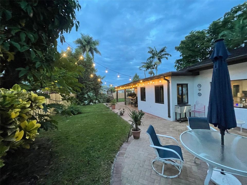 En Venta: $1,099,000 (5 camas, 3 baños, 2108 Pies cuadrados)