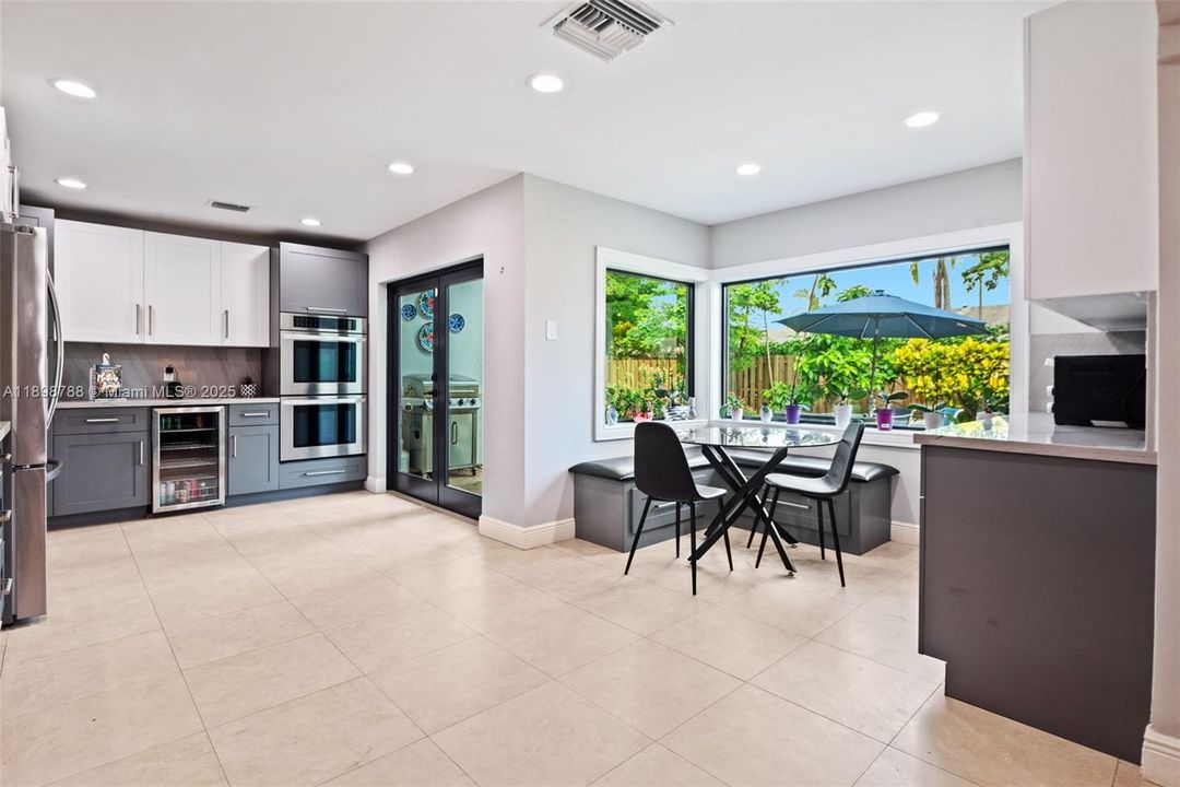 En Venta: $1,099,000 (5 camas, 3 baños, 2108 Pies cuadrados)