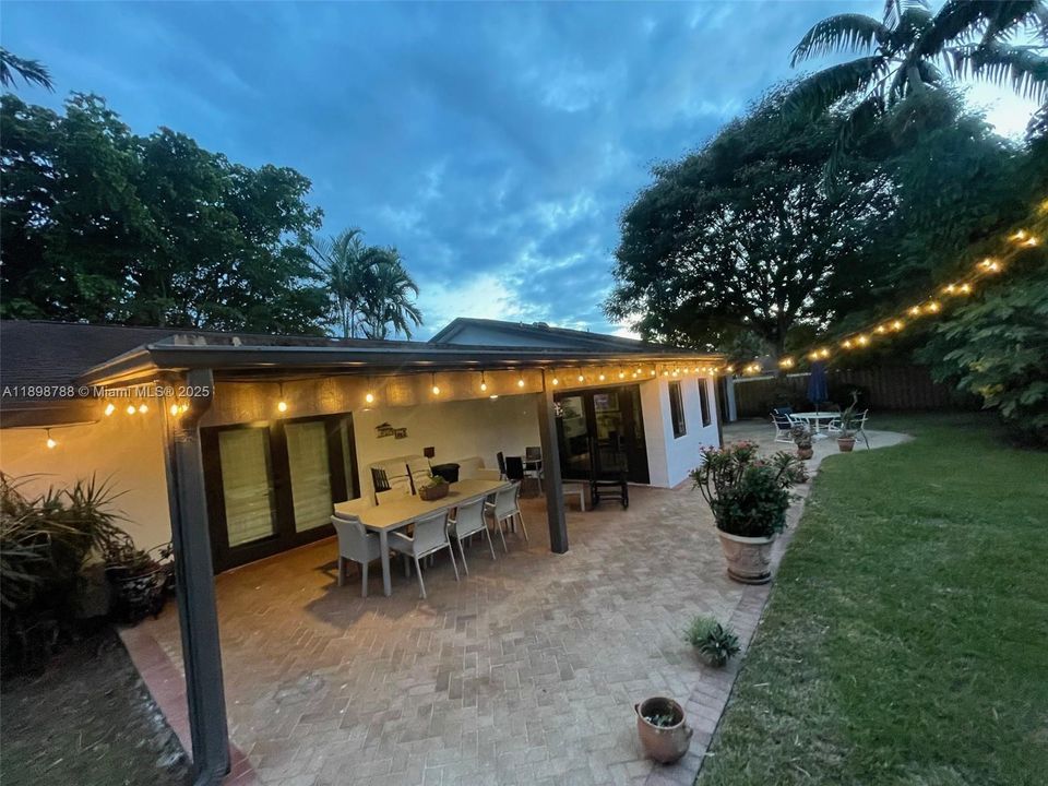 En Venta: $1,099,000 (5 camas, 3 baños, 2108 Pies cuadrados)