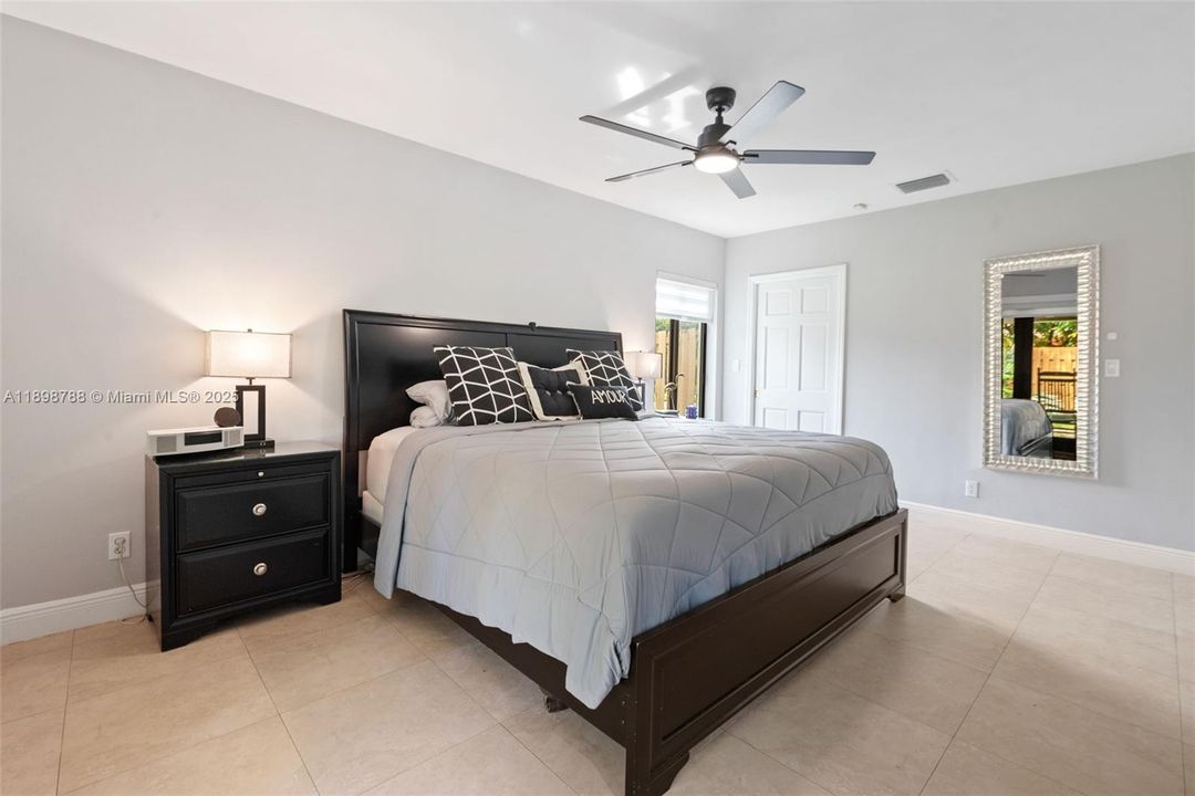 En Venta: $1,099,000 (5 camas, 3 baños, 2108 Pies cuadrados)