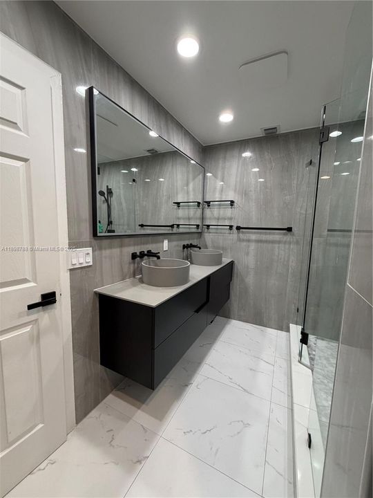 En Venta: $1,099,000 (5 camas, 3 baños, 2108 Pies cuadrados)