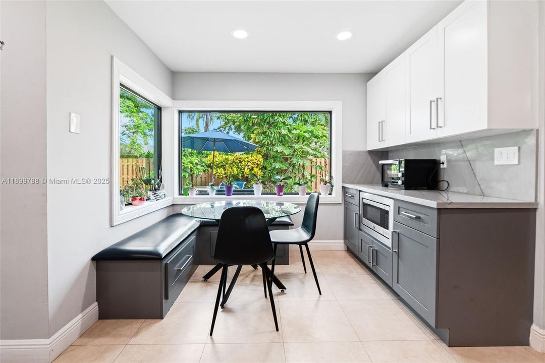 En Venta: $1,099,000 (5 camas, 3 baños, 2108 Pies cuadrados)